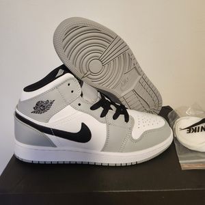 Air Jordan 1 Mid Light Smoke Grey sz 5y